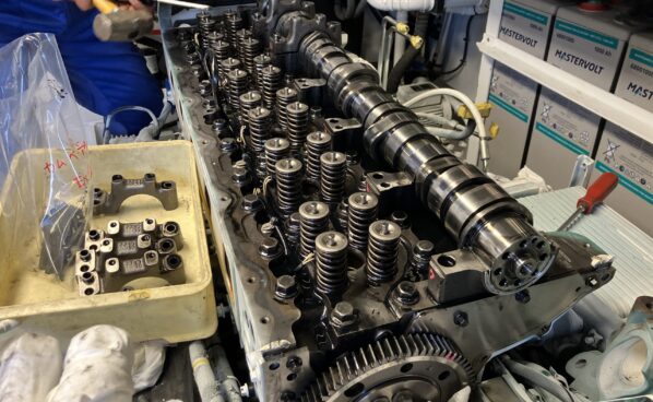 Volvo D13 ヘッド交換