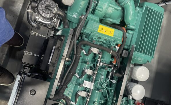 VOLVO PENTA D4-270 納入致しました